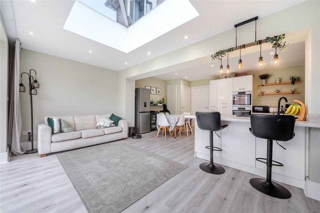 Property photo 3 of 23 Picture No. 11