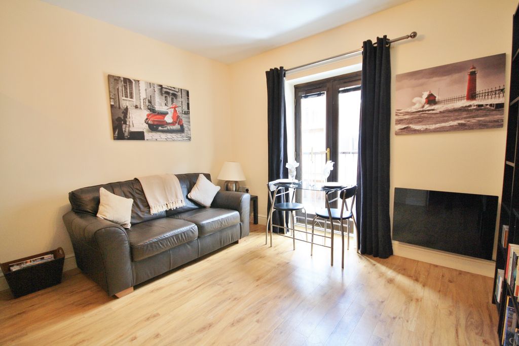 Property photo 2 of 10 Living Room