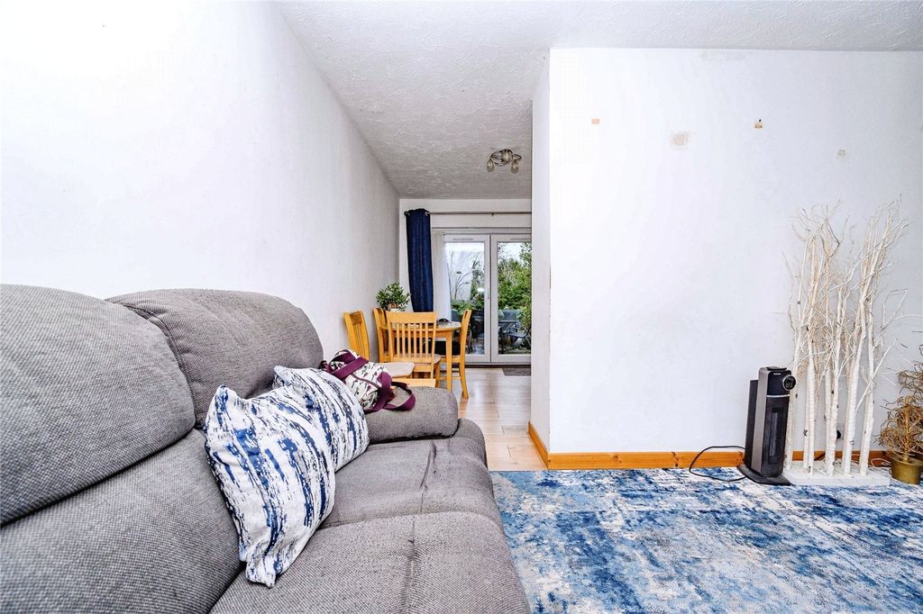 Property photo 3 of 13 Lounge