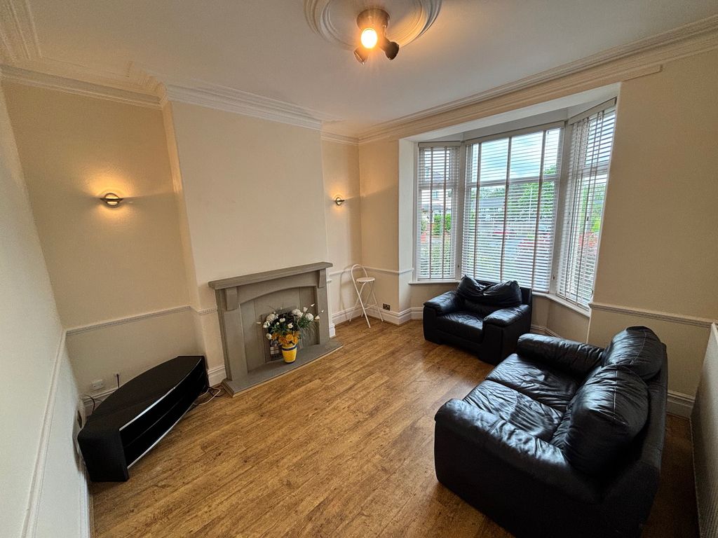 Property photo 2 of 19 Lounge