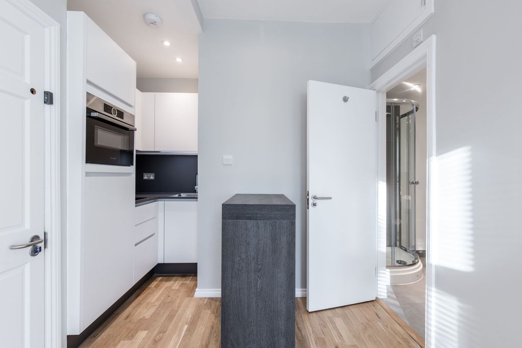 Property photo 3 of 17 Kitchen