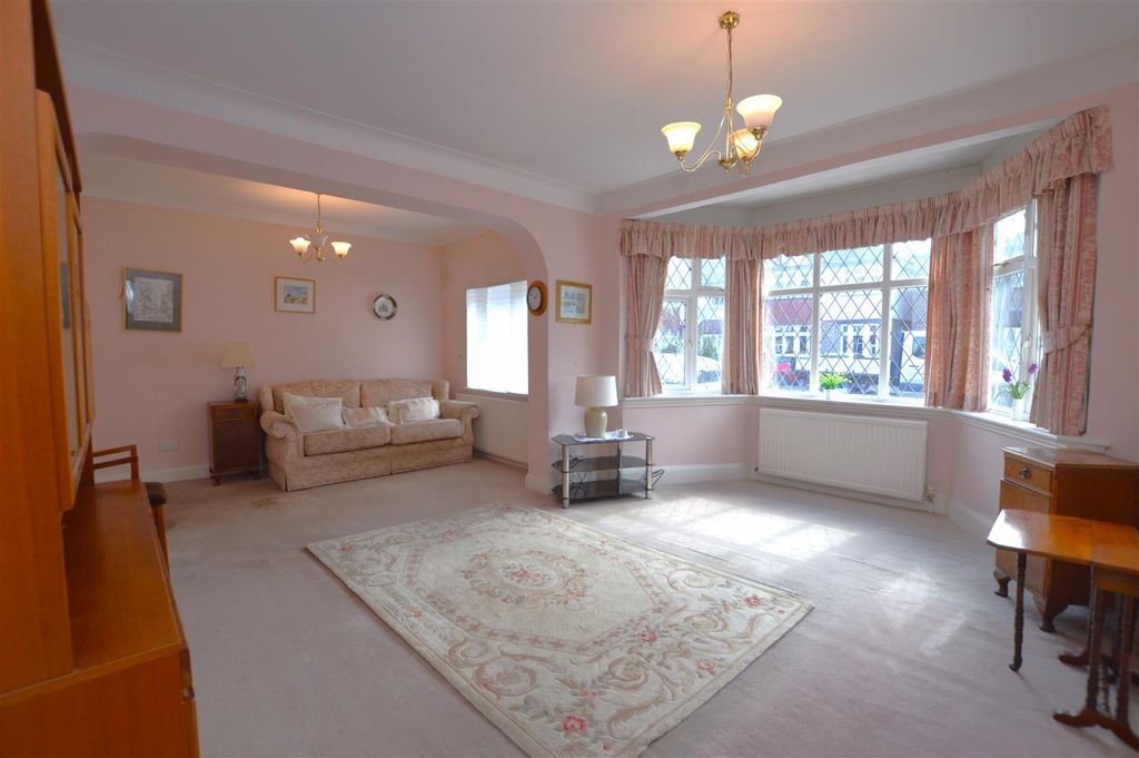 Property photo 2 of 14 38 Montrose Avenue Reeption Room1.Jpg