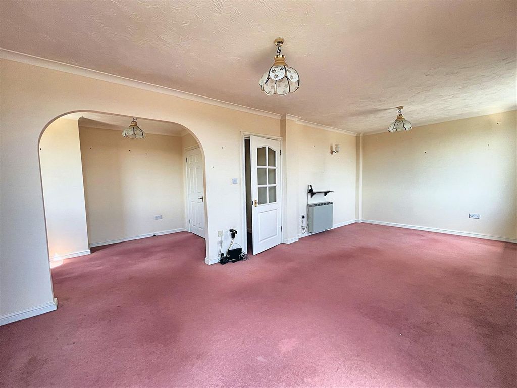 Property photo 2 of 12 Lounge