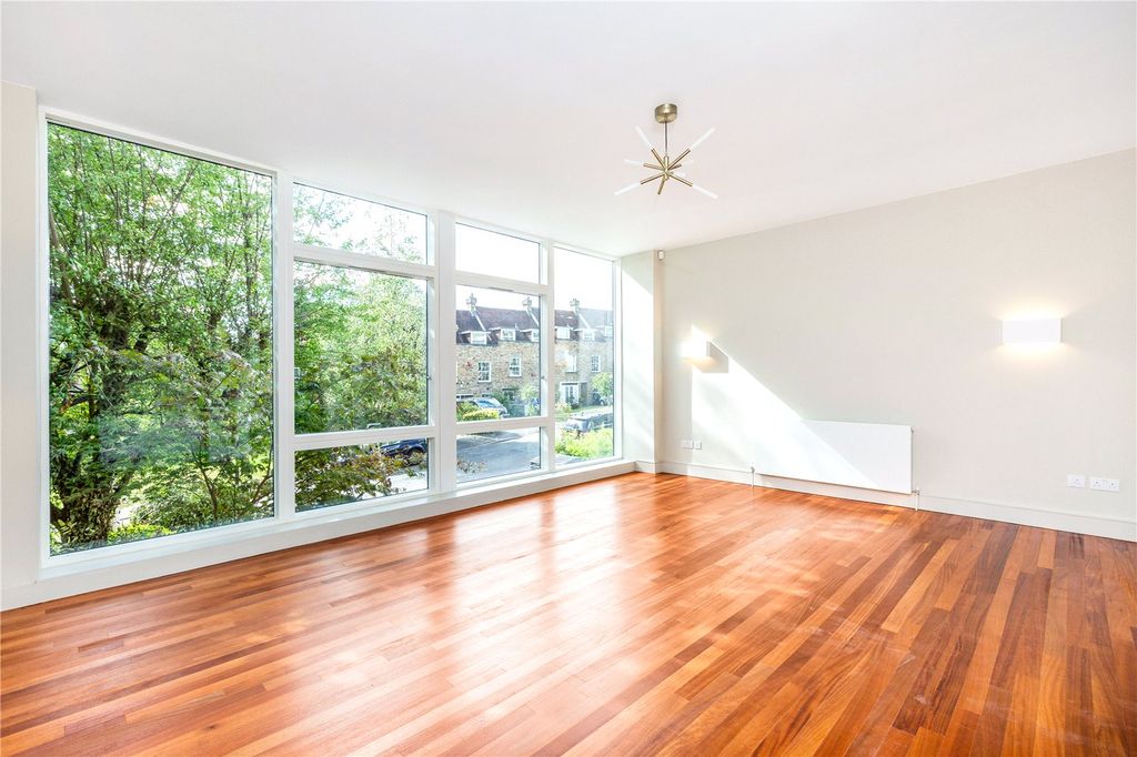 Property photo 2 of 18 Bedroom