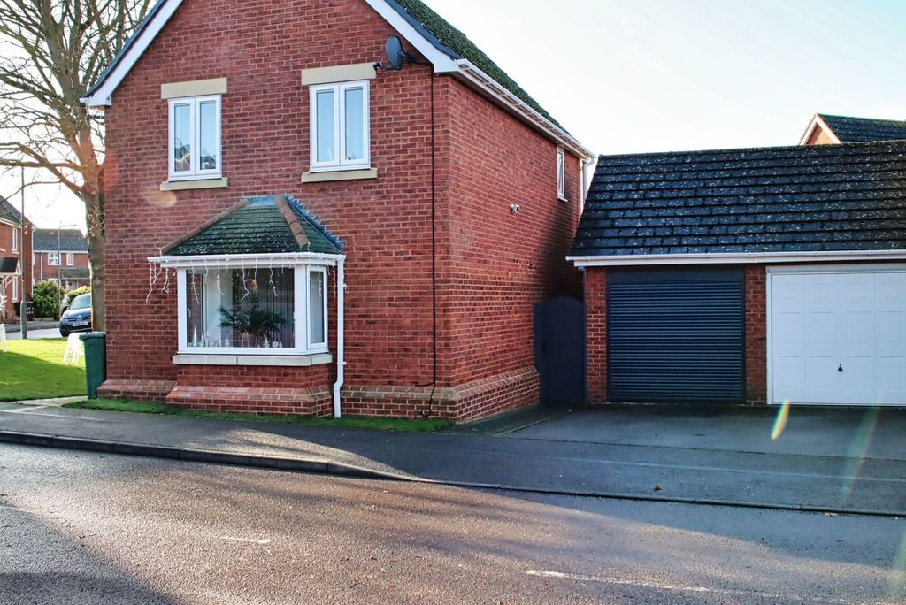 Property photo 3 of 47 Garage