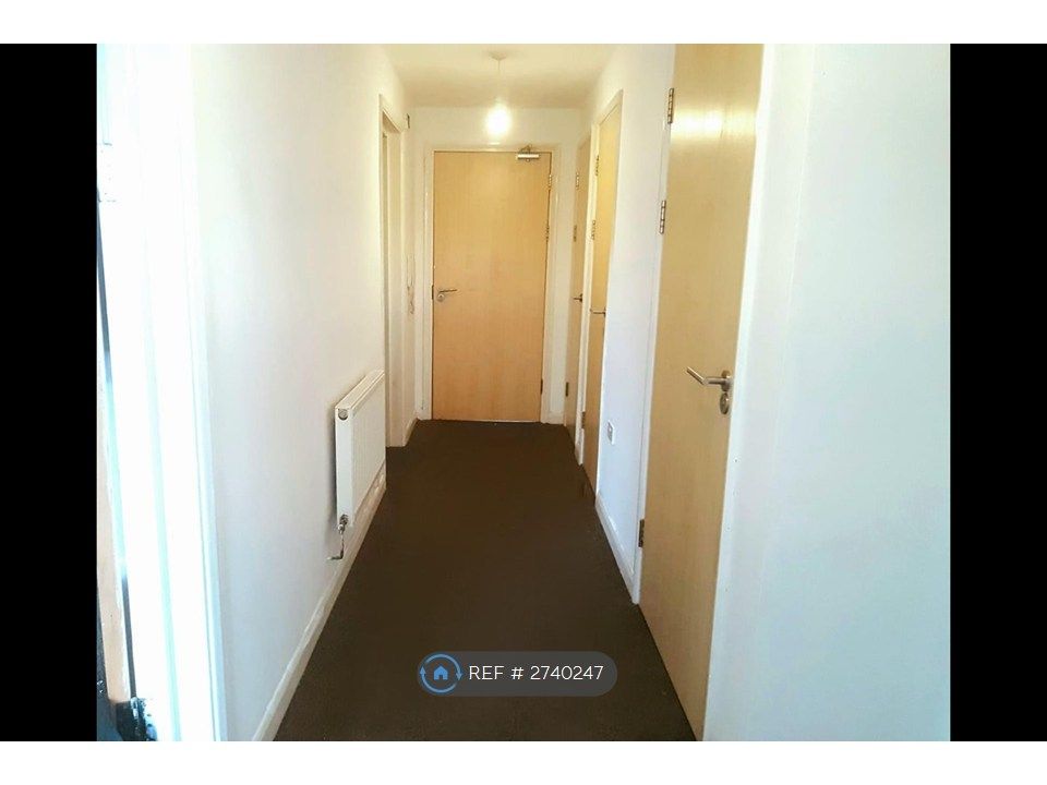 Property photo 2 of 7 Hallway