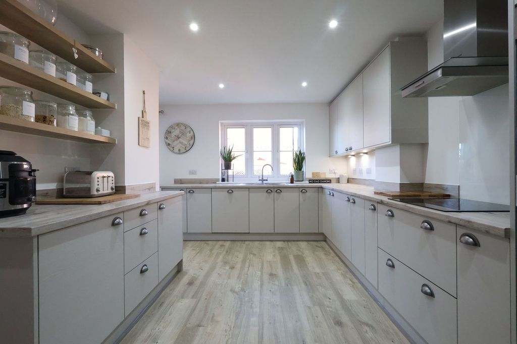 Property photo 2 of 25