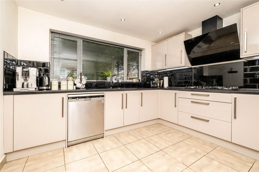 Property photo 3 of 18 Kitchen