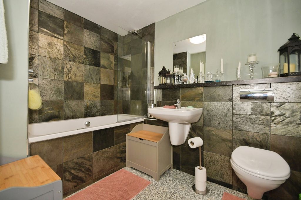 Property photo 3 of 16 Bathroom
