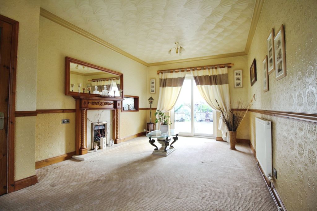 Property photo 2 of 16 Lounge