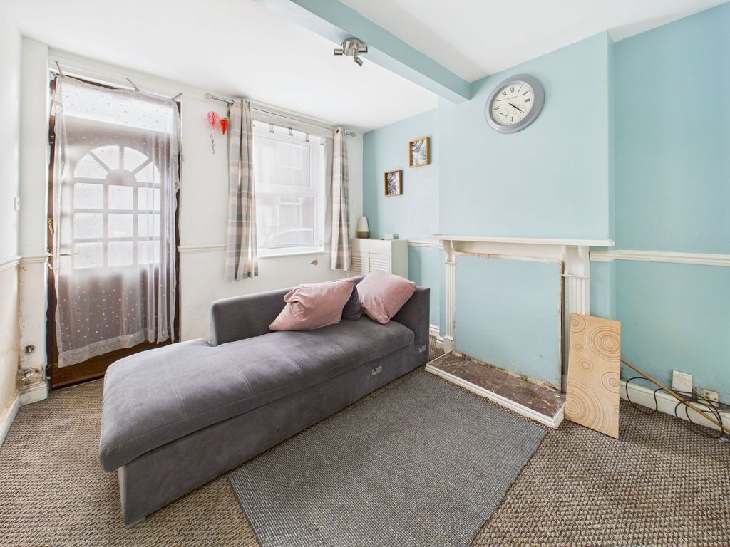 Property photo 2 of 8 Lounge