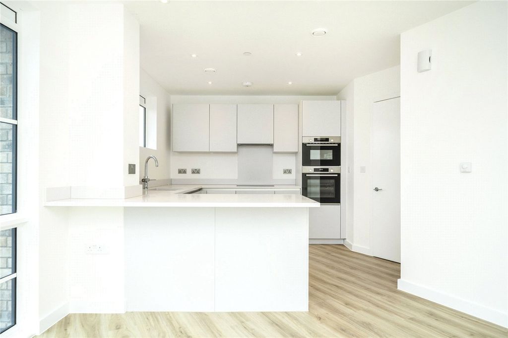 Property photo 3 of 11 Kitchen