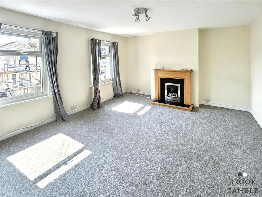 Property photo 2 of 9 01323 438506