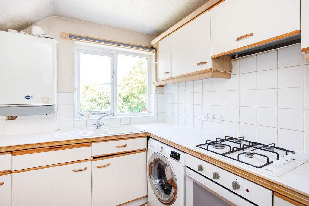 Property photo 3 of 11 Kitchen