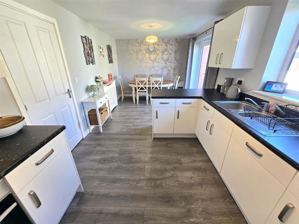 Property photo 3 of 17 Kitchen/Diner