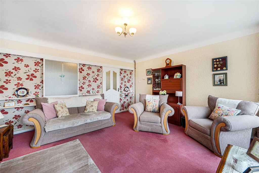 Property photo 3 of 15 Lounge