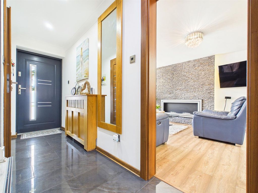 Property photo 3 of 25 Entrance Hall