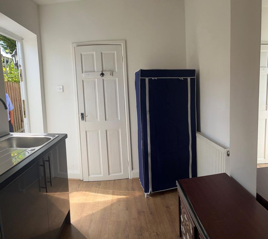Property photo 1 of 4 Small Studio Flat In Eastcote