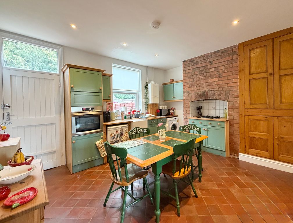 Property photo 3 of 19 Kitchen