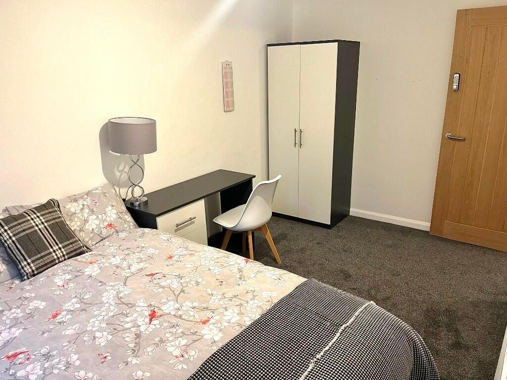 Property photo 3 of 8 A Cozy Double Bedroom Featuring A Comfortable Bed ...