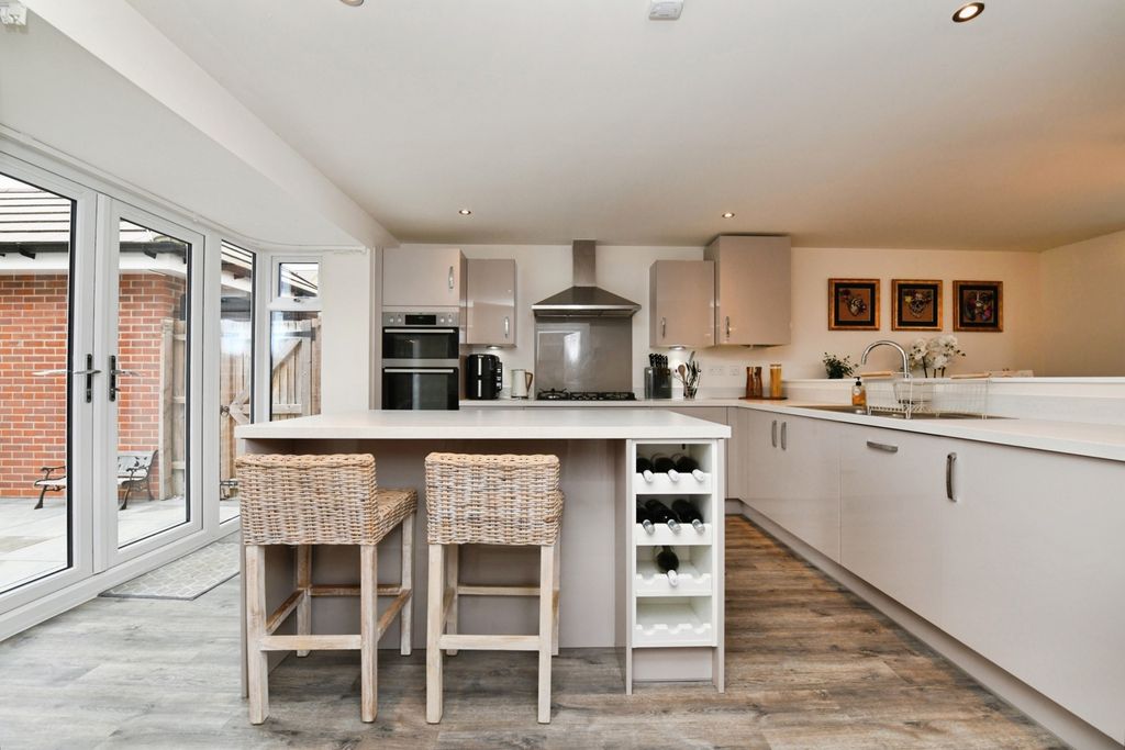 Property photo 3 of 24 Pbox-Img.Jpg