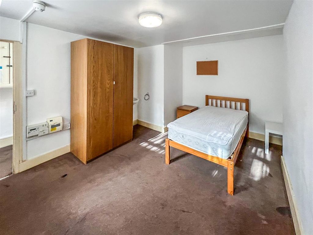 Property photo 2 of 8 Room