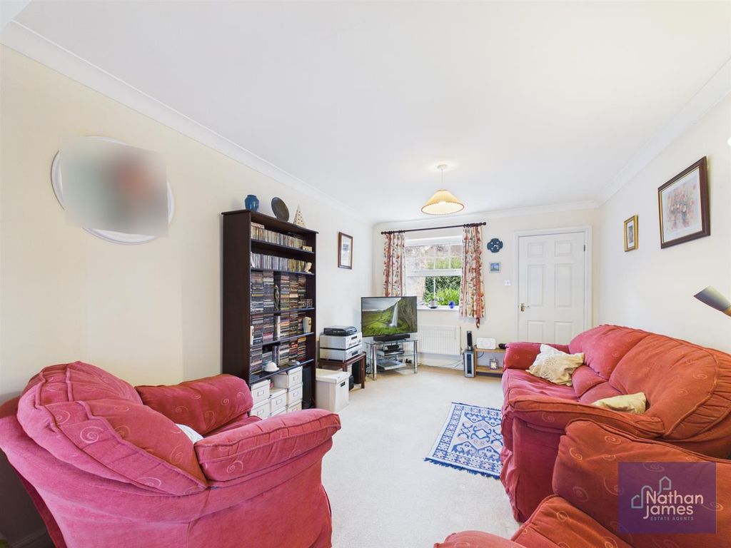 Property photo 2 of 18 Lounge