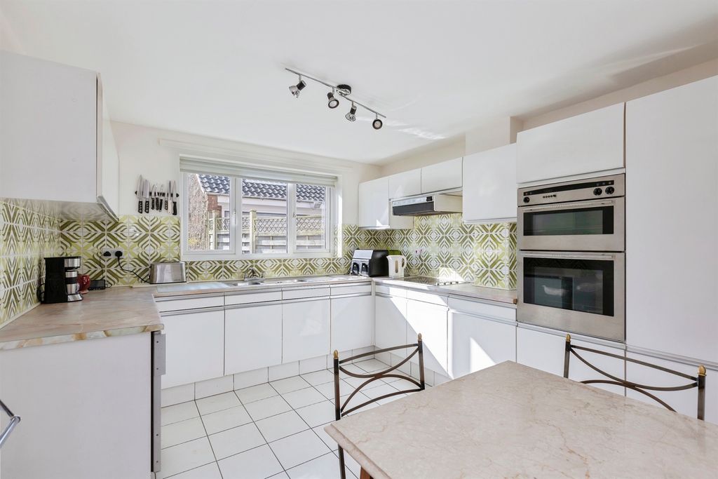 Property photo 3 of 21