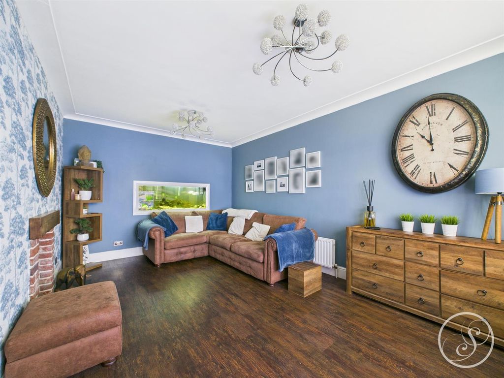 Property photo 2 of 18 Lounge