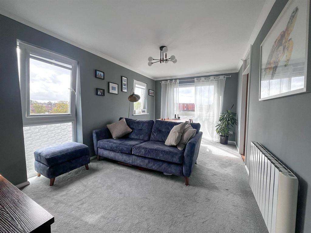 Property photo 2 of 18 Siting Room