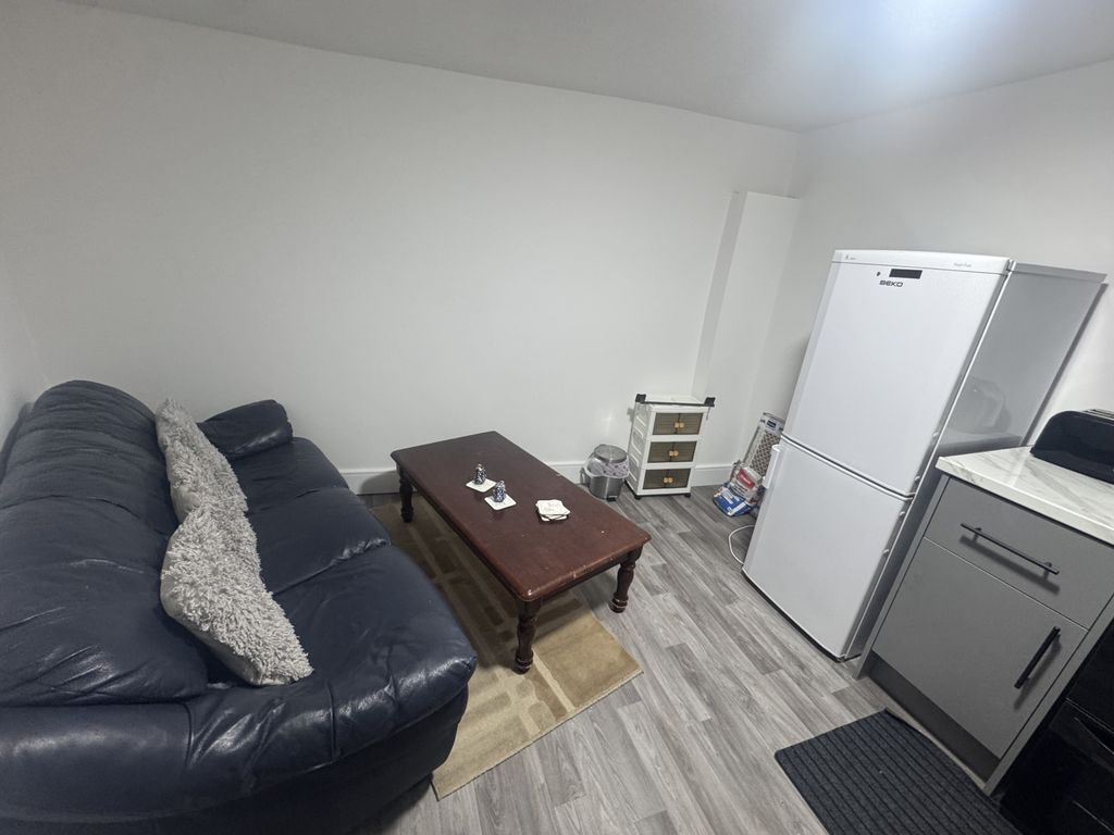 Property photo 3 of 6 Gallery