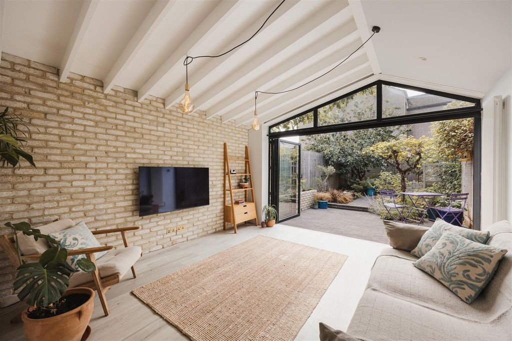 Property photo 1 of 45 Daisy Road, E18