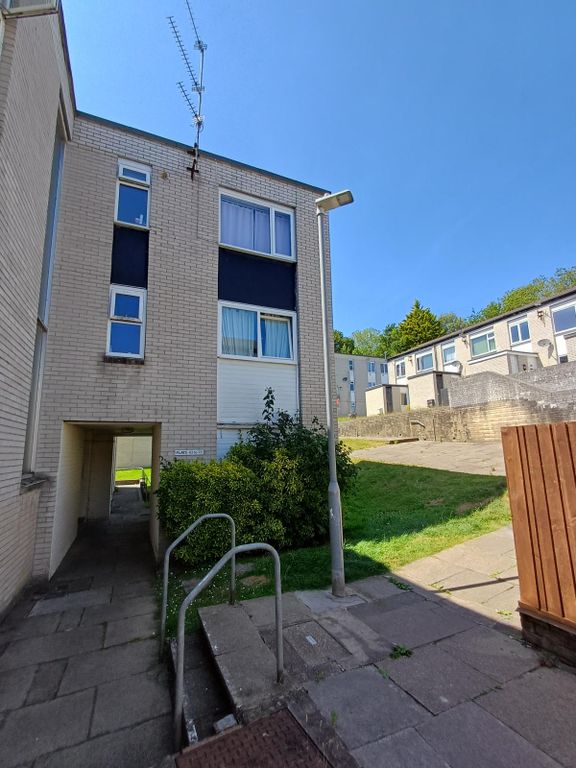 Property photo 1 of 26 Three Bedroom Flat To Rent