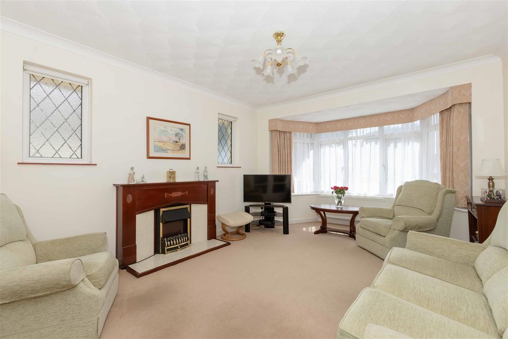 Property photo 2 of 15 Goring Way_7.Jpg