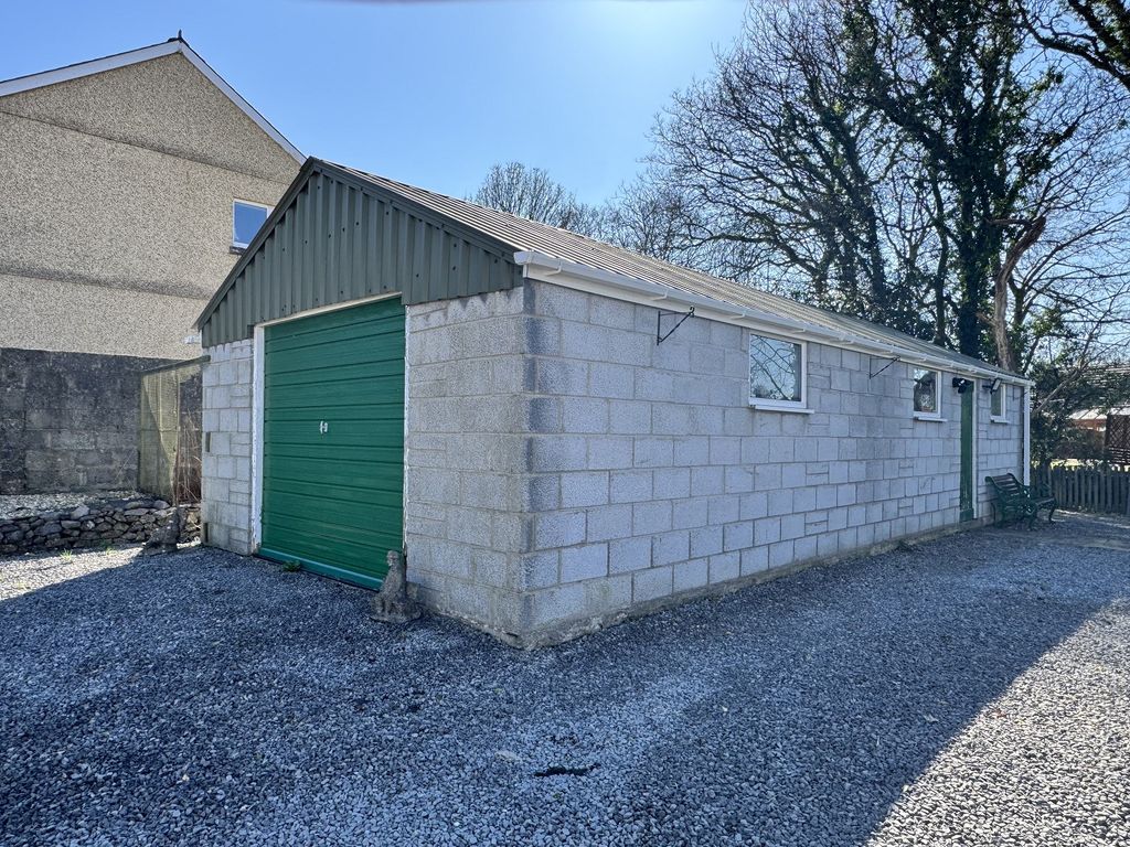 Property photo 2 of 21 Garage