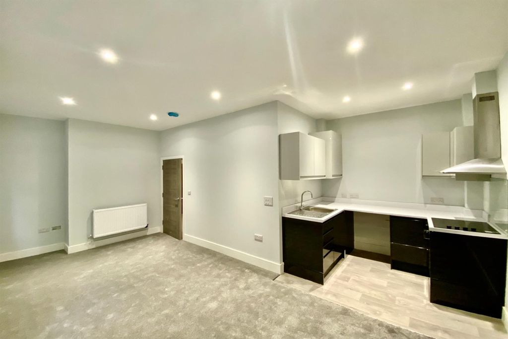 Property photo 2 of 6 (Thumbnail)