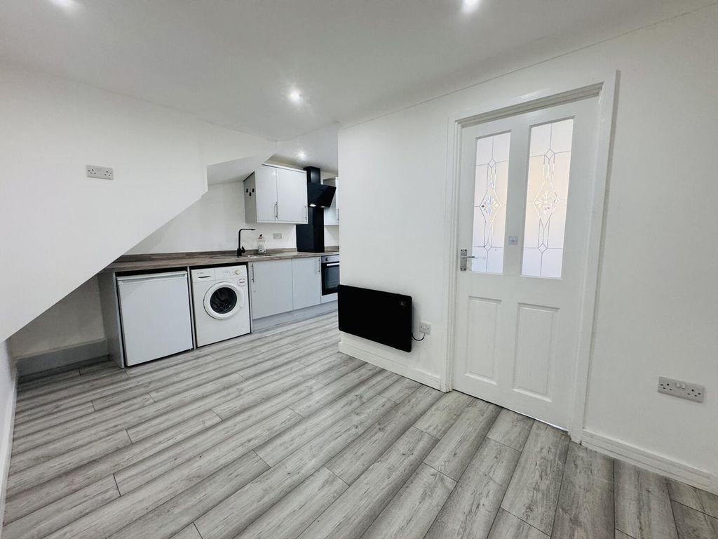 Property photo 2 of 7 Living Room/ Kitchen