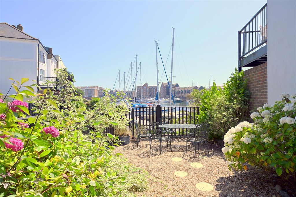 Property photo 3 of 27 Waterside Garden