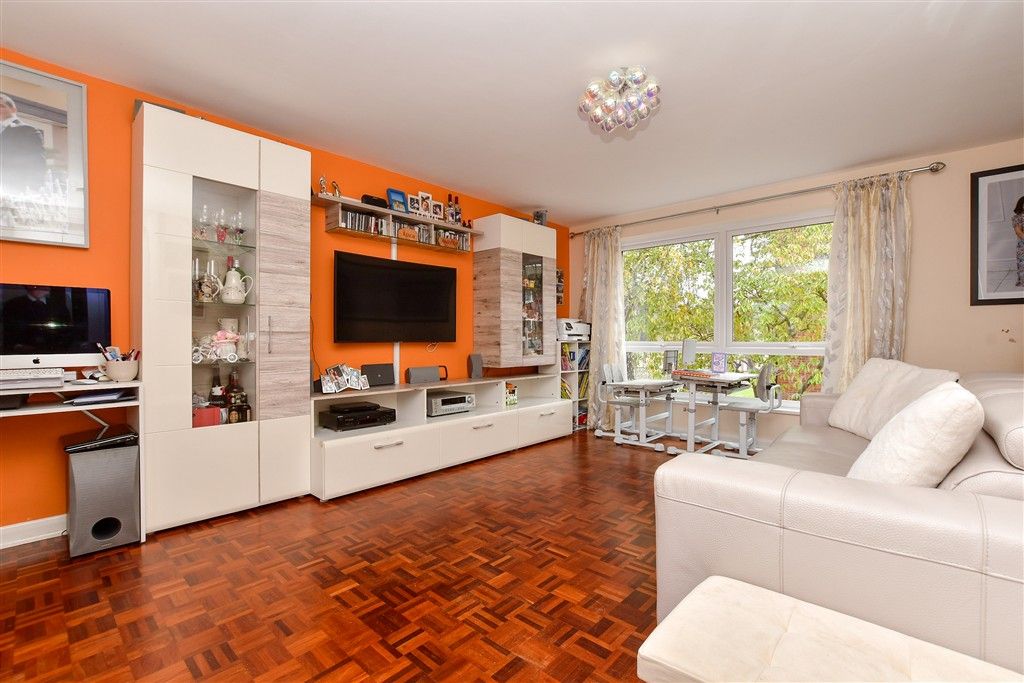 Property photo 2 of 11 Lounge