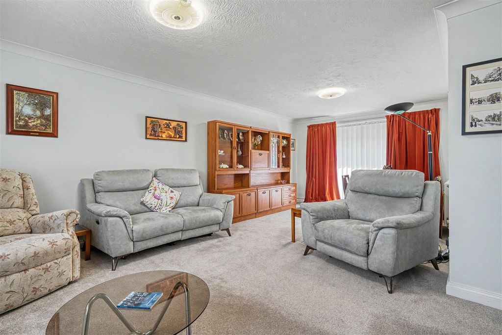 Property photo 3 of 8 Sitting Room Diner