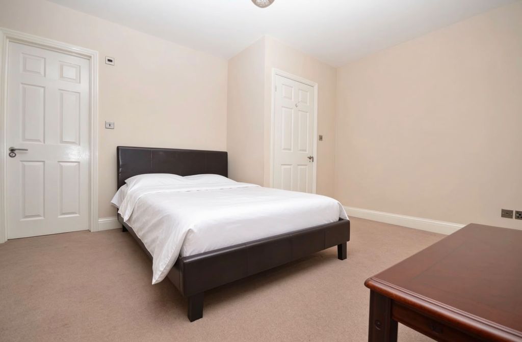 Property photo 3 of 8 Gallery