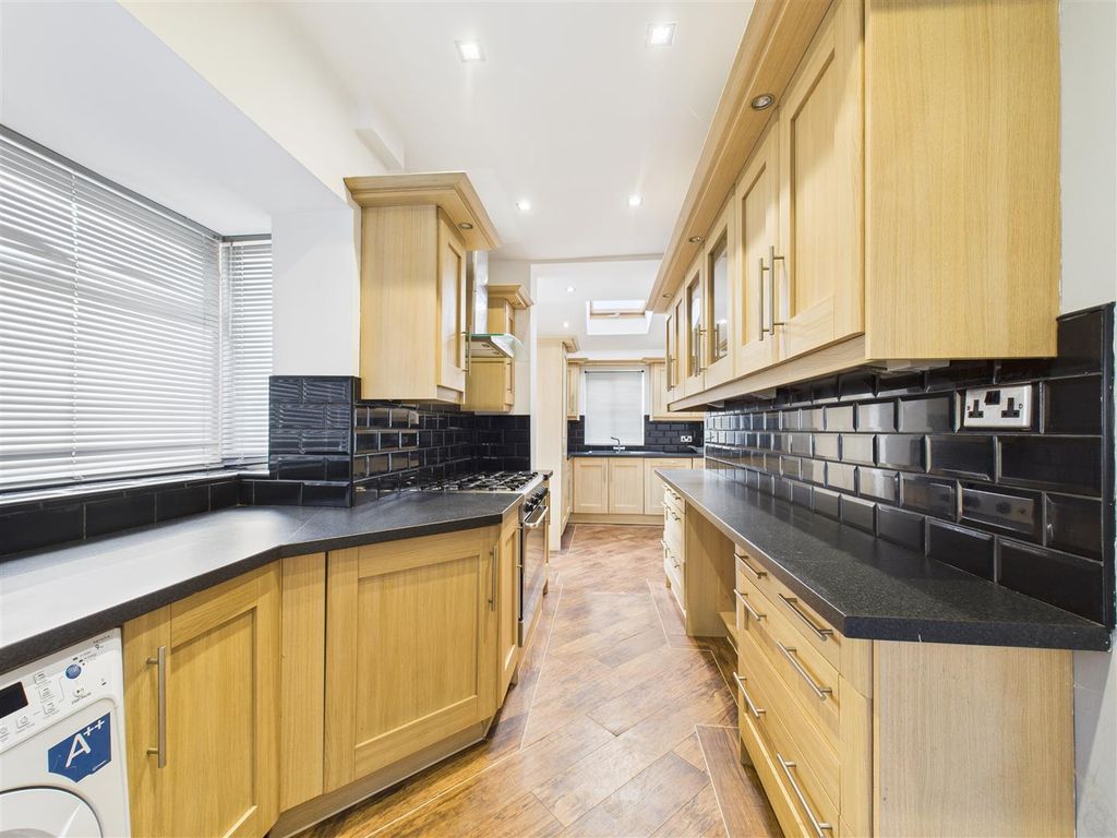 Property photo 3 of 12 Cam05207G0-Pr0081-Still004.Jpg