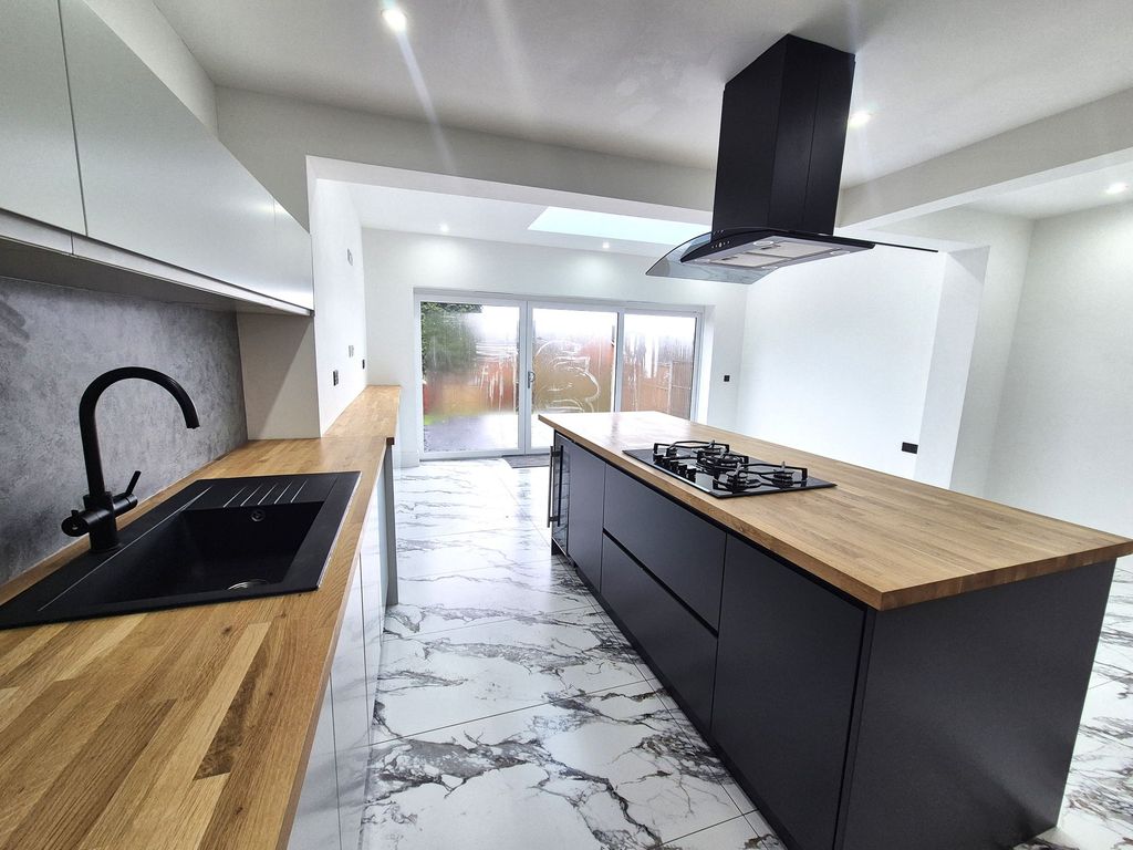 Property photo 2 of 19 Kitchen