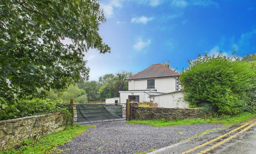 Property photo 1 of 18 Front (Exterior)