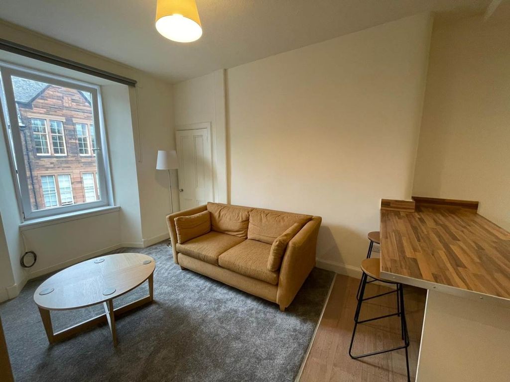 Property photo 2 of 11 Living Space