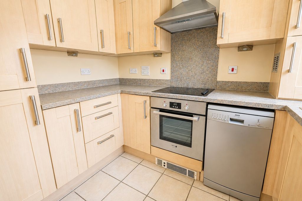 Property photo 3 of 11 Kitchen
