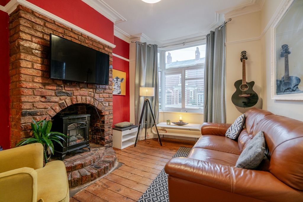 Property photo 2 of 12 Somerset Place - Living Room - Ewemove Sale