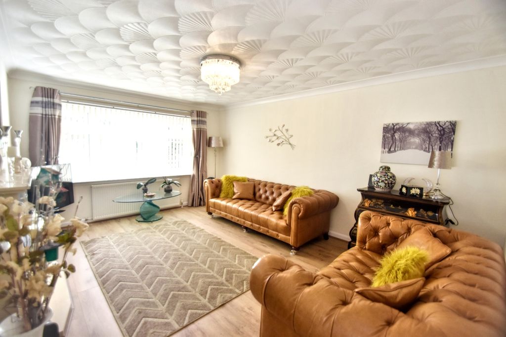 Property photo 3 of 20 Lounge