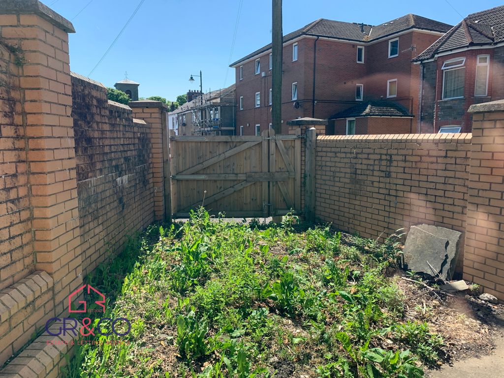 Property photo 3 of 21 Garden / Parking