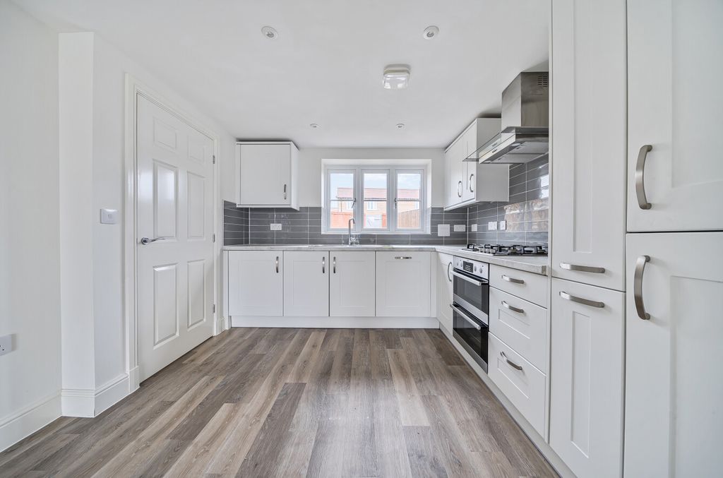 Property photo 3 of 23 1389193-11-694010...